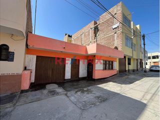 Foto 1 de EN PRODUCCIÓN AUDIOVIDUAL

¡Oportunidad de inversión en Huanchaco! 🏡 Casa con amplio terreno a solo minutos del mar 🌊

Se vende casa ubicada en Lo