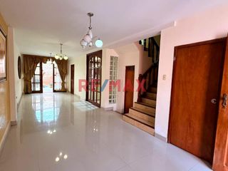 Foto 2 de Venta de linda casa de 3 pisos mas azotea en Urb. San Isidro I Etapa, rodeada de parques
Ubicada cerca de Av. Metropolitana II, Universidad Privada d
