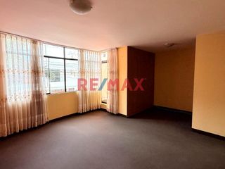 Foto 5 de Venta de linda casa de 3 pisos mas azotea en Urb. San Isidro I Etapa, rodeada de parques
Ubicada cerca de Av. Metropolitana II, Universidad Privada d