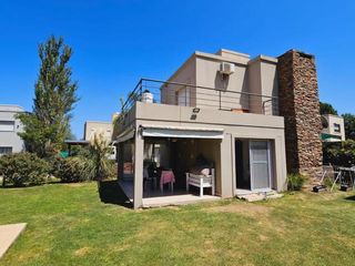 venta de casa con piscina y cochera en funes
