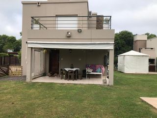 venta de casa con piscina y cochera en funes