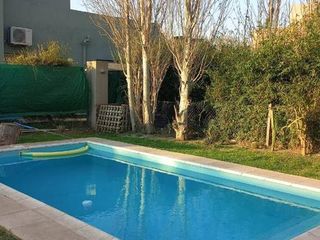 venta de casa con piscina y cochera en funes