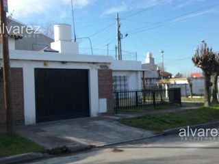 Venta De Casa En Castelar Norte - 3 Ambientes