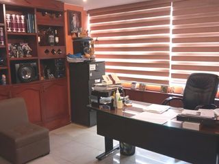 Oficina en Venta de 2 ambientes con parqueadero en la 10 de Agosto, Quito.