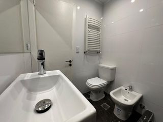 Departamento 3 ambientes con baño y toilette en plaza colon