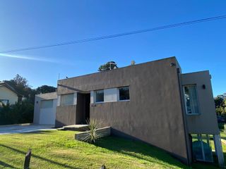 Moderna Casa en venta en Sierra de Los Padres con pileta