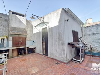 Casa 3 ambientes con dos departamento y opción de compra lote lindero  - San Fernando