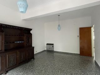 Casa en alquiler - 2 Dormitorios 1 Baño - 81Mts2 - La Plata