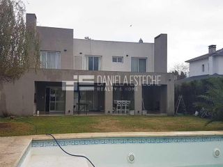 Daniela Esteche Realty & Home. Propiedad estilo moderno Los Pilares.