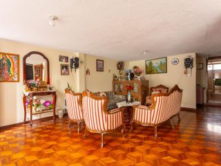 Pomasqui, Casa Rentera en Venta, 409m2,( 3 departamentos)