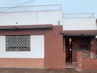 Casa en venta - 4 Dormitorios 2 Baños - Cochera - 207Mts2 - Quilmes