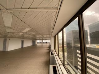 Excelente Oficina en Catalinas, piso alto con hermosas vistas - planta libre con cocheras