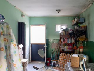 Casa de dos dormitorios con patio y garage en Lobos