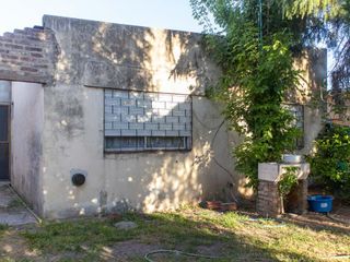 Casa de dos dormitorios con patio y garage en Lobos