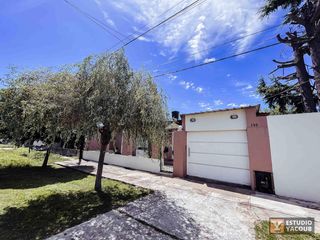 Casa en venta - 3 Dormitorios 1 Baño - Cochera - 1.000mts2 - San Carlos, La Plata