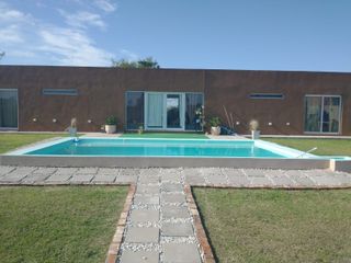 Casa en venta - 2 Dormitorios 1 Baño - Cocheras - 1125Mts2 - Arana, La Plata