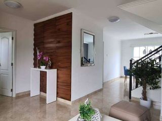 Foto 6 de Venta de Casa en la Urb. Casa Laguna, Aurora, cerca del C.C Riocentro el Dorado.