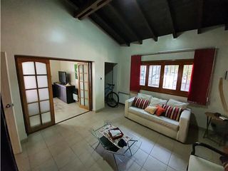 VENDE EXCELENTE CASA - CALLE CIPOLLETTI- DORREGO-GLLEN.