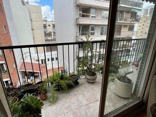 Departamento en alquiler de 5 ambientes con balcon a la calle en Flores.