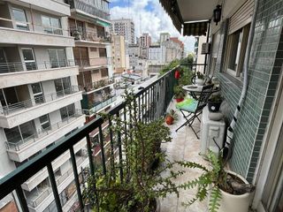Departamento en alquiler de 5 ambientes con balcon a la calle en Flores.