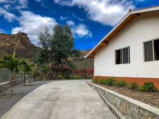 Propiedad con 2 Casas en Cucanama, Vilcabamba