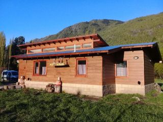 Casa 3 ambientes en Lago Puelo, frente al parque nacional