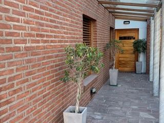 Foto 2 de Impecable Chalet 5 amb. Piscina-Jacuzzi-Parque-Quincho