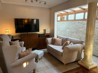 Foto 6 de Impecable Chalet 5 amb. Piscina-Jacuzzi-Parque-Quincho