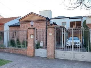 Foto 1 de Impecable Chalet 5 amb. Piscina-Jacuzzi-Parque-Quincho