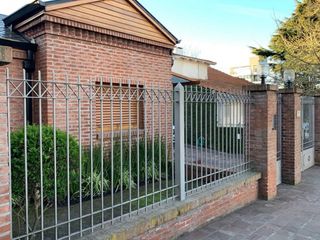 Foto 3 de Impecable Chalet 5 amb. Piscina-Jacuzzi-Parque-Quincho