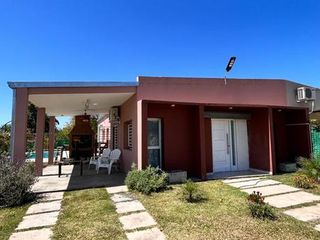 ACEPTA PERMUTA! Casa de 3 dormitorios con pileta en Barrio Privado Canchón de los Nogales.