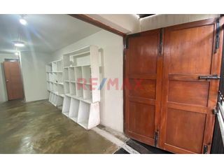 Foto 3 de 📍¡Oportunidad para emprendedores y negocios! 

Ubicado en calle La Perla, este local con doble entrada se encuentra cerca al concurrido Barrio Médic