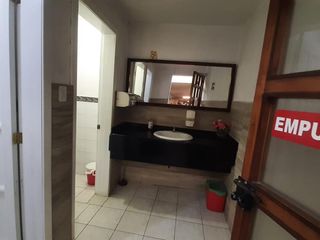 Mitad del Mundo, Local, 400 m2, 4 ambientes, 2 baños, 15 parqueaderos