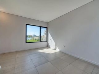 Casa en venta - 3 Dormitorios 3 Baños - Cochera - 1.000Mts2 - San Sebastián, Escobar