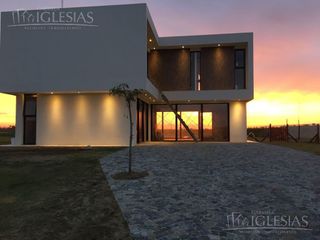 Casa moderna al lago en venta  - Barrio Acacias, Puertos del Lago