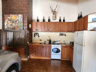 Chalet 6 ambientes con  piscina -Zona Barrio Las Farolas