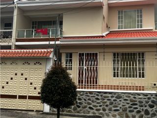 Casa en venta sector mercado 12 de abril Cañaribamba bien ubicada