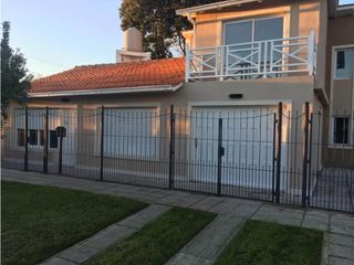 Foto 1 de Chalet al frente con parque y garage