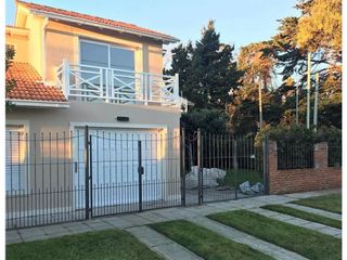 Foto 2 de Chalet al frente con parque y garage