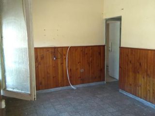 Casa en venta - 2 dormitorios 1 baño - 300 mts2 totales - La Plata