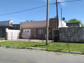Casa en venta - 2 dormitorios 1 baño - 300 mts2 totales - La Plata