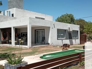 K090CB- Moderna casa con Pileta en barrio residencial de Villa Cura Brochero
