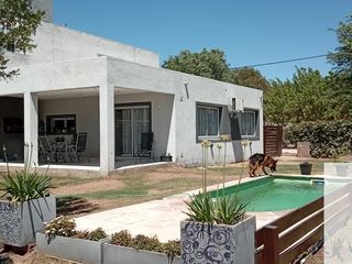 K090CB- Moderna casa con Pileta en barrio residencial de Villa Cura Brochero
