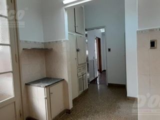 Departamento de 2 dormitorios con dependencia de servicio en alquiler en Caballito.