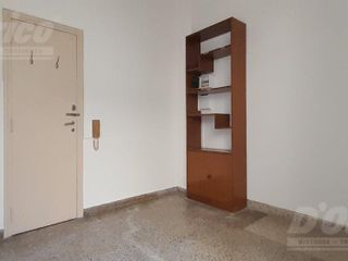 Departamento de 2 dormitorios con dependencia de servicio en alquiler en Caballito.