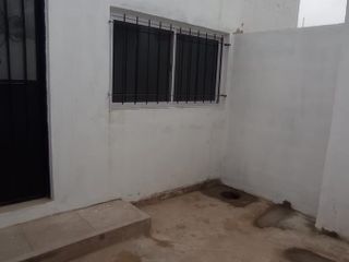 Casa en Alquiler en Altamira, 2 dormitorios, patio, cochera