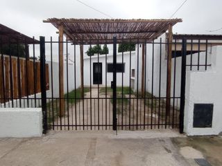 Casa en Alquiler en Altamira, 2 dormitorios, patio, cochera