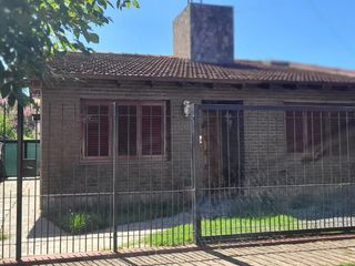 Casa en alquiler - 2 Dormitorios 1 Baño - Cochera - 350Mts2 - City Bell, La Plata