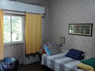 Casa venta - 4 dormitorios 2 baños - 200mts2 totales - La Plata