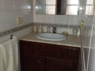 Casa venta - 4 dormitorios 2 baños - 200mts2 totales - La Plata